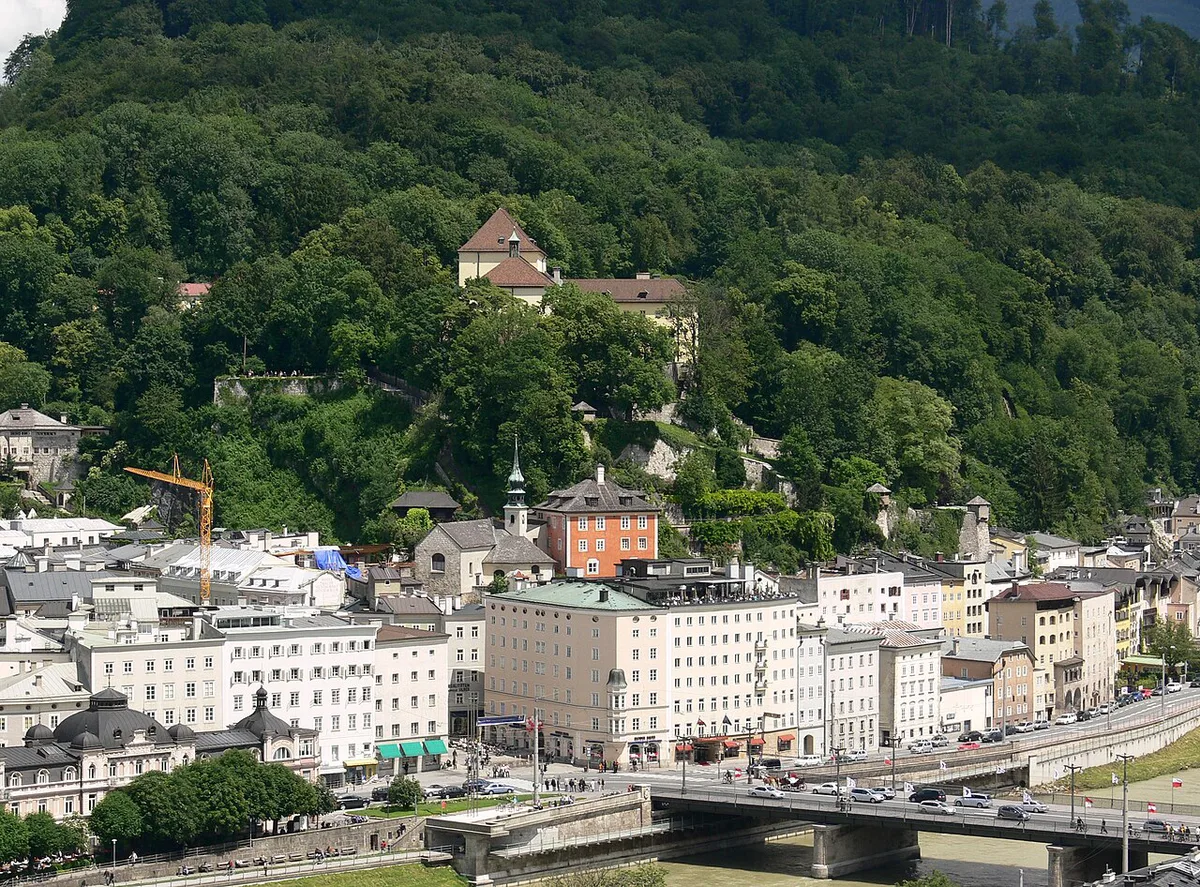 Panoramic view over Salzburg's old town and Hohensalzburg Fortress from the Hettwer Bastei on Kapuzinerberg — 1