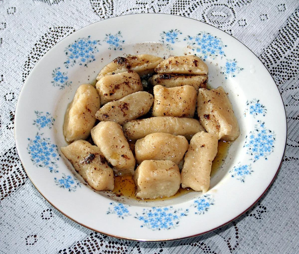 Traditional obwarzanek krakowski ring bread from a street cart in Kraków — 1