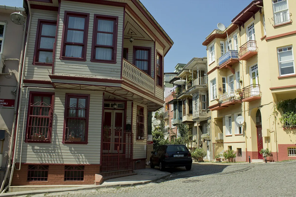Colorful antique wooden houses lining a quiet street in Kuzguncuk, Istanbul — 1