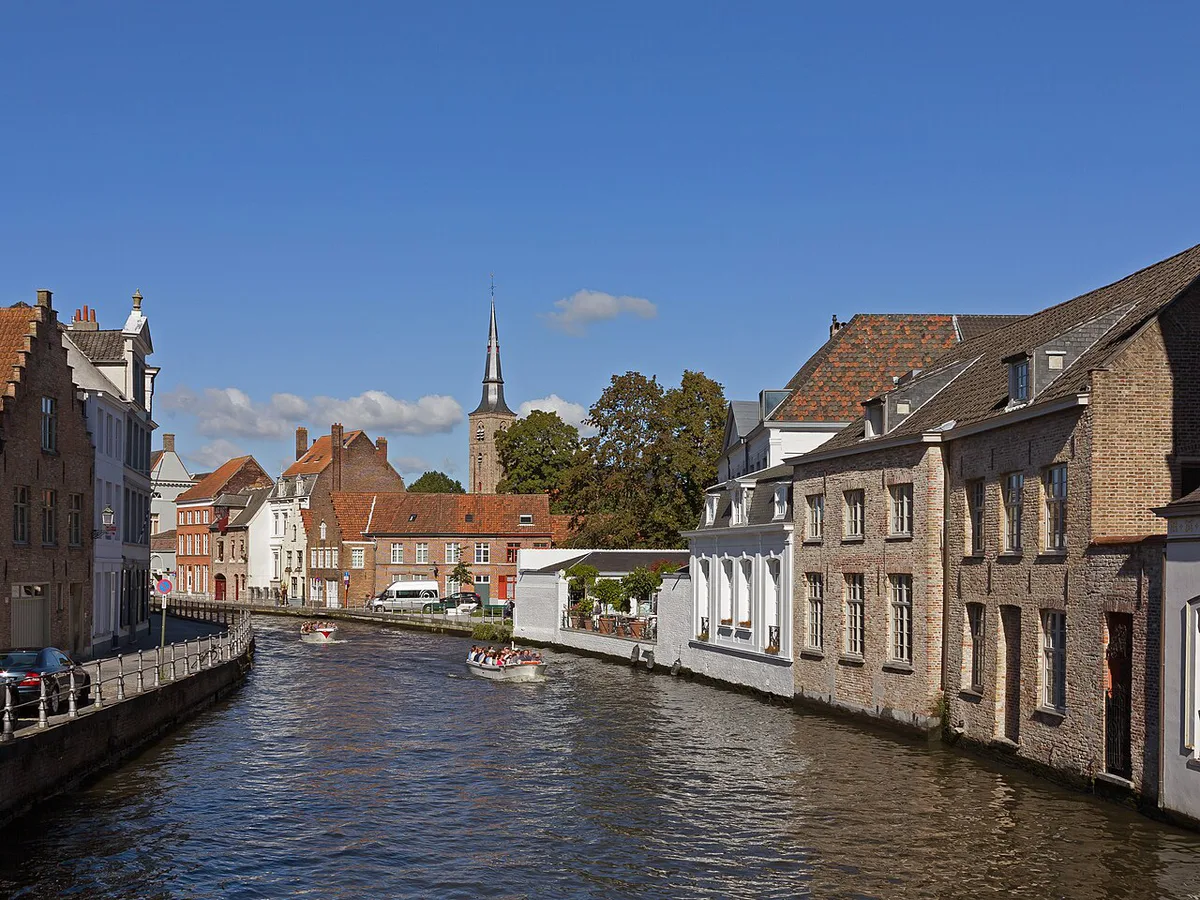 Brugge straatzicht vanaf de brug bij Hoogstraat-Verversdijk met de Sint Annakerk (oeg83424) op de achtergrond foto5 2015-07-29 13.41 — 1
