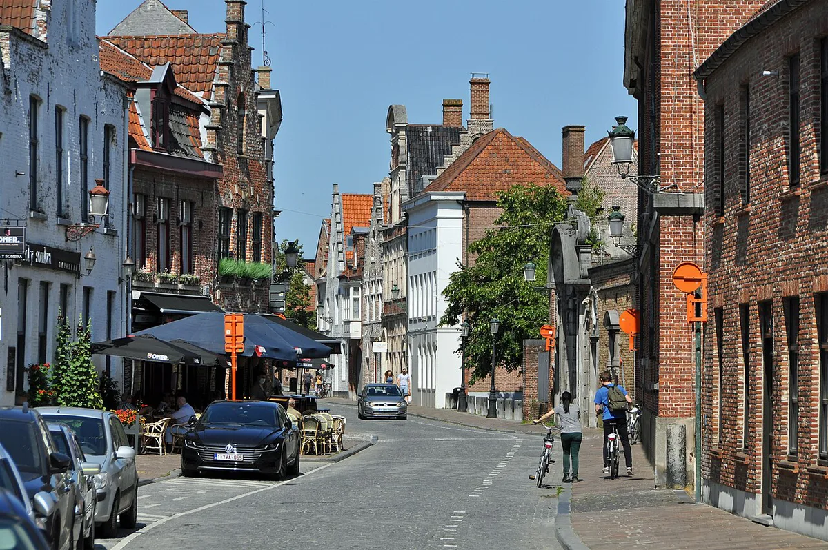 Independent shops and cafes along Langestraat in Bruges — 2