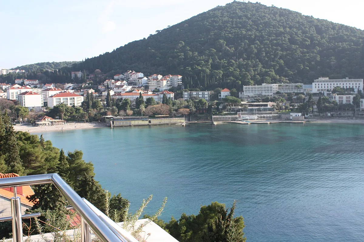 Palm-lined pedestrian promenade through the Lapad peninsula in Dubrovnik — 1
