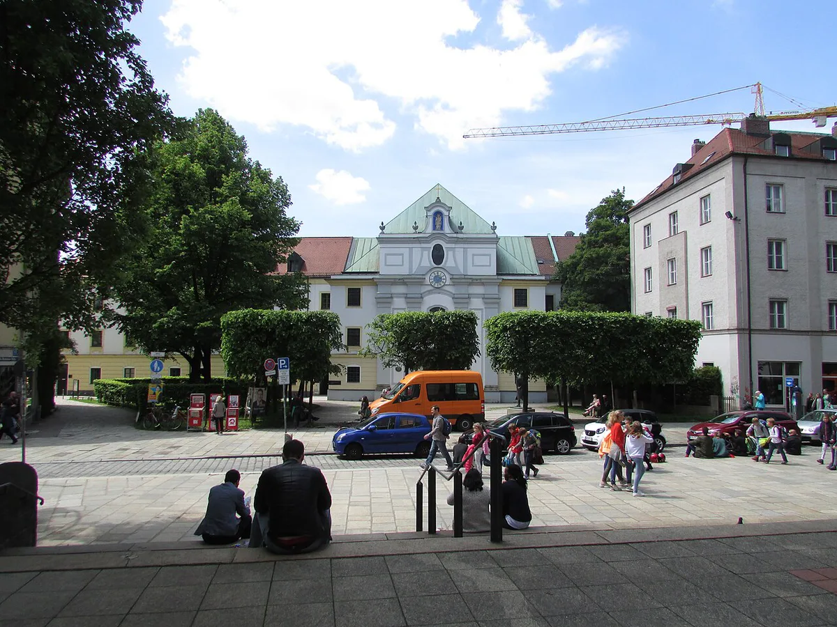 Jugendstil facade on a quiet residential street in Lehel, Munich — 1