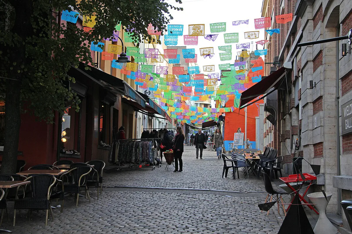 Dealers unpacking goods at the Place du Jeu de Balle flea market in the Marolles, Brussels — 1