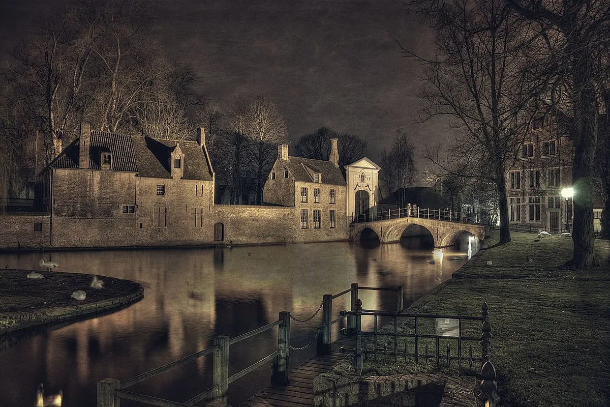Swans on Minnewater, the Lake of Love, with the Minnewaterbrug bridge in Bruges — 2