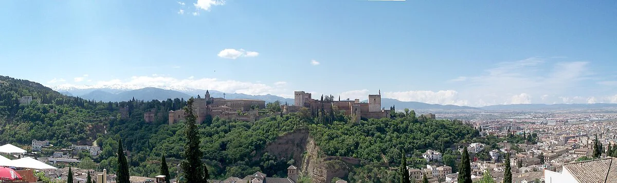 Panoramic view of the Alhambra and Sierra Nevada from Mirador de San Cristóbal in Granada — 1