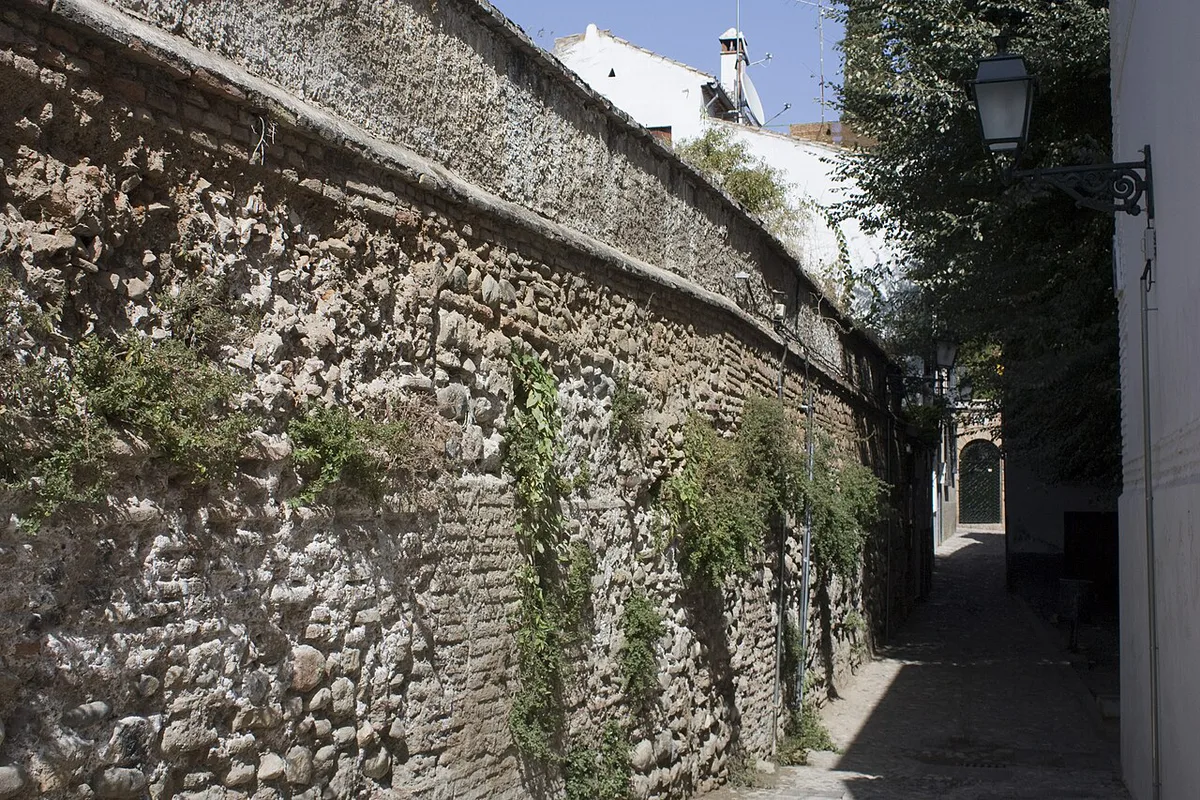 Panoramic view of the Alhambra and Sierra Nevada from Mirador de San Cristóbal in Granada — 2