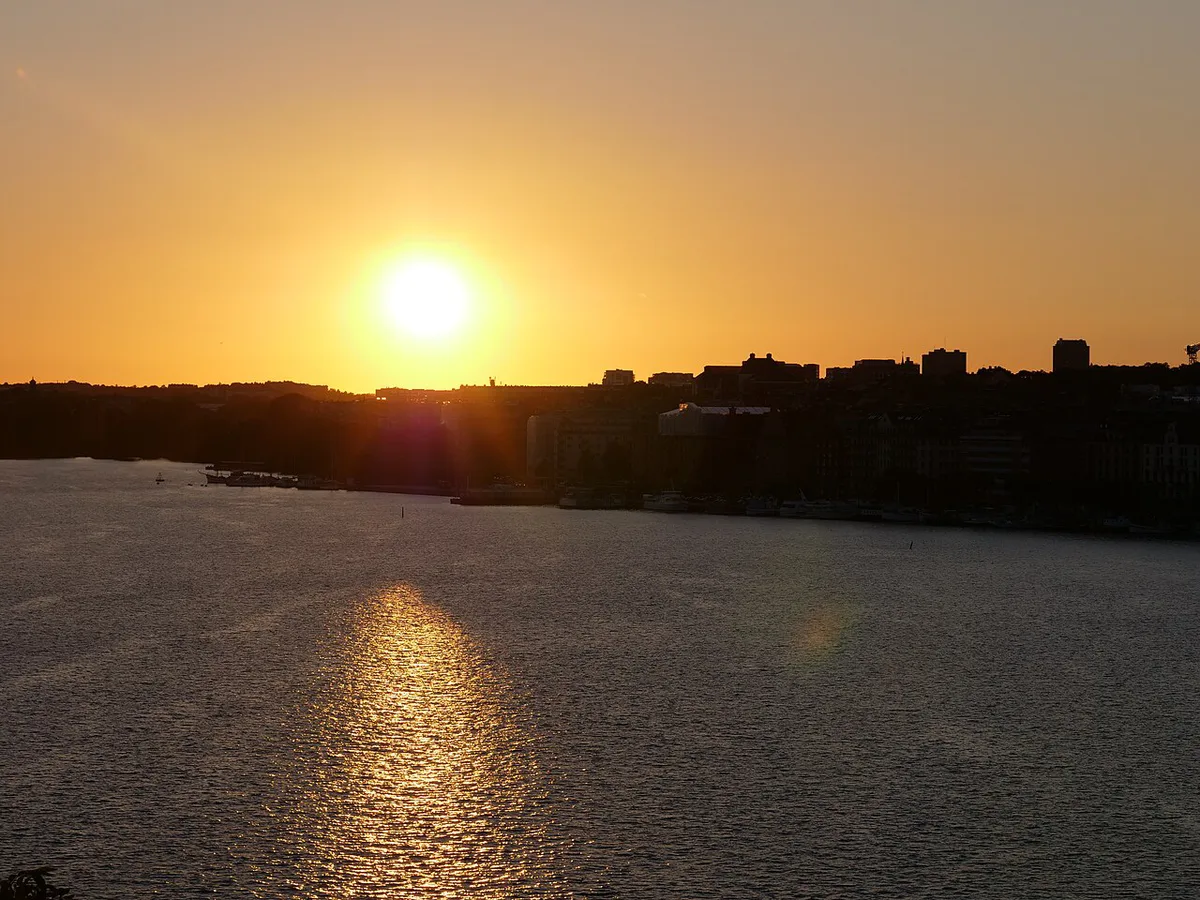 Panoramic sunset view over Lake Mälaren and Stockholm City Hall from the Monteliusvägen cliffside path — 1