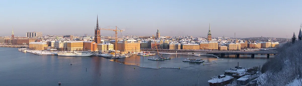 Panoramic sunset view over Lake Mälaren and Stockholm City Hall from the Monteliusvägen cliffside path — 2