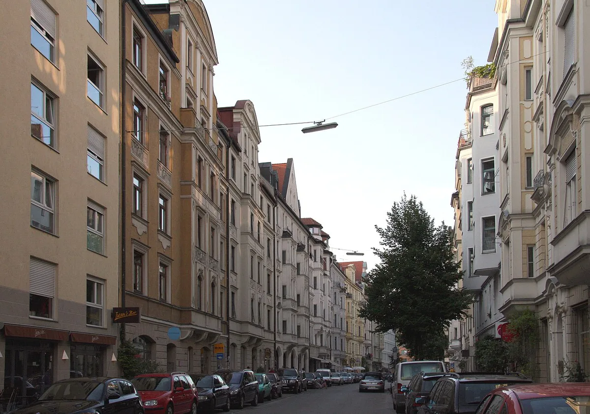 Cobbled street with cafes in the Haidhausen French Quarter of Munich — 1
