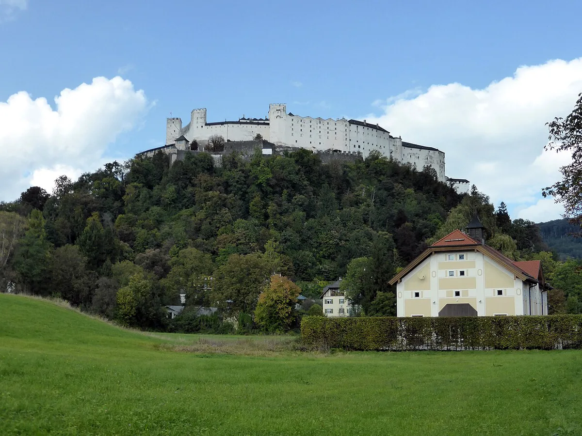 Tree-lined Fürstenallee avenue leading toward Nonnberg Abbey in Salzburg's Nonntal district — 1