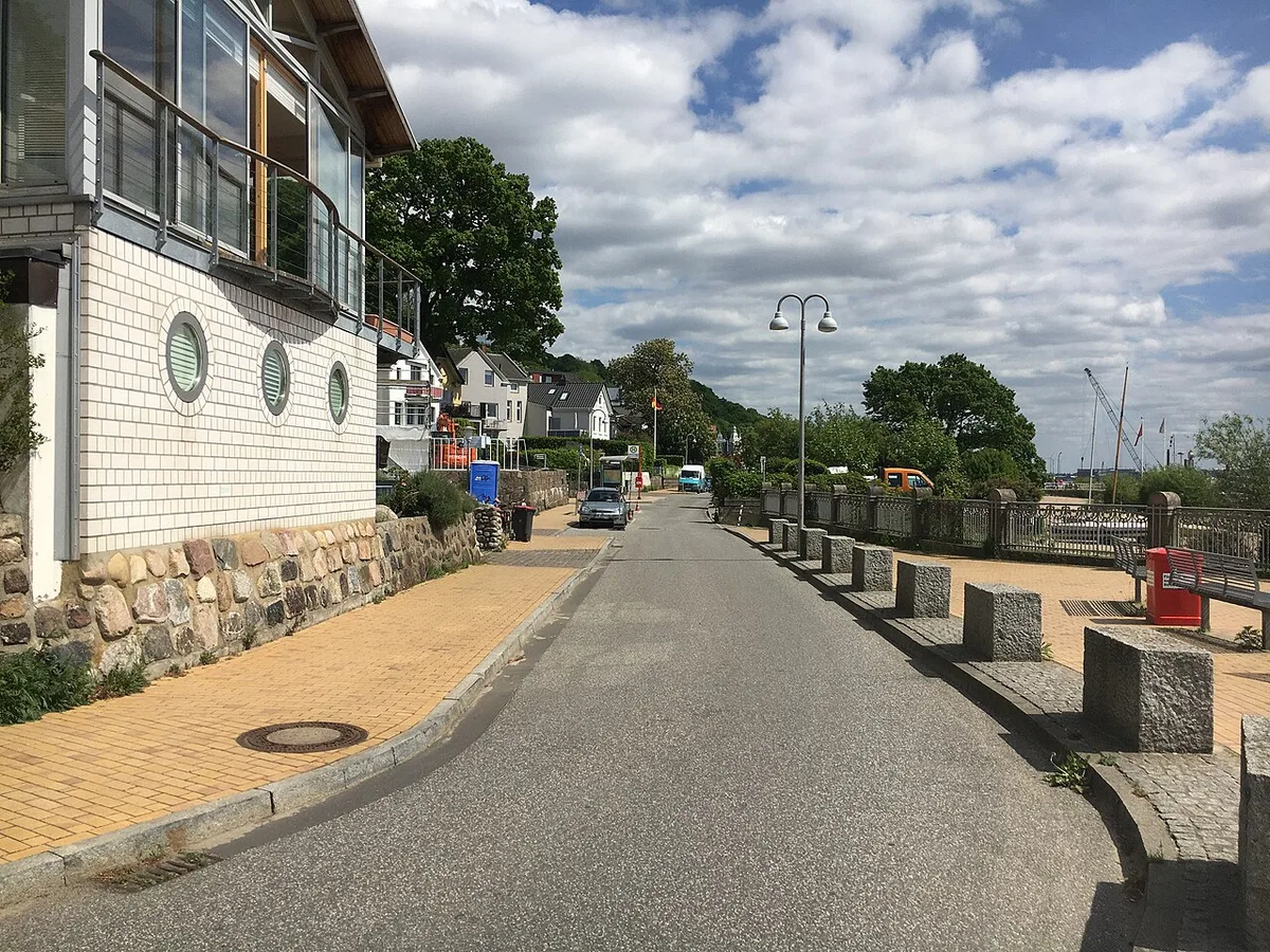 Quiet Elbe-side promenade path between Blankenese and Övelgönne in Hamburg — 1