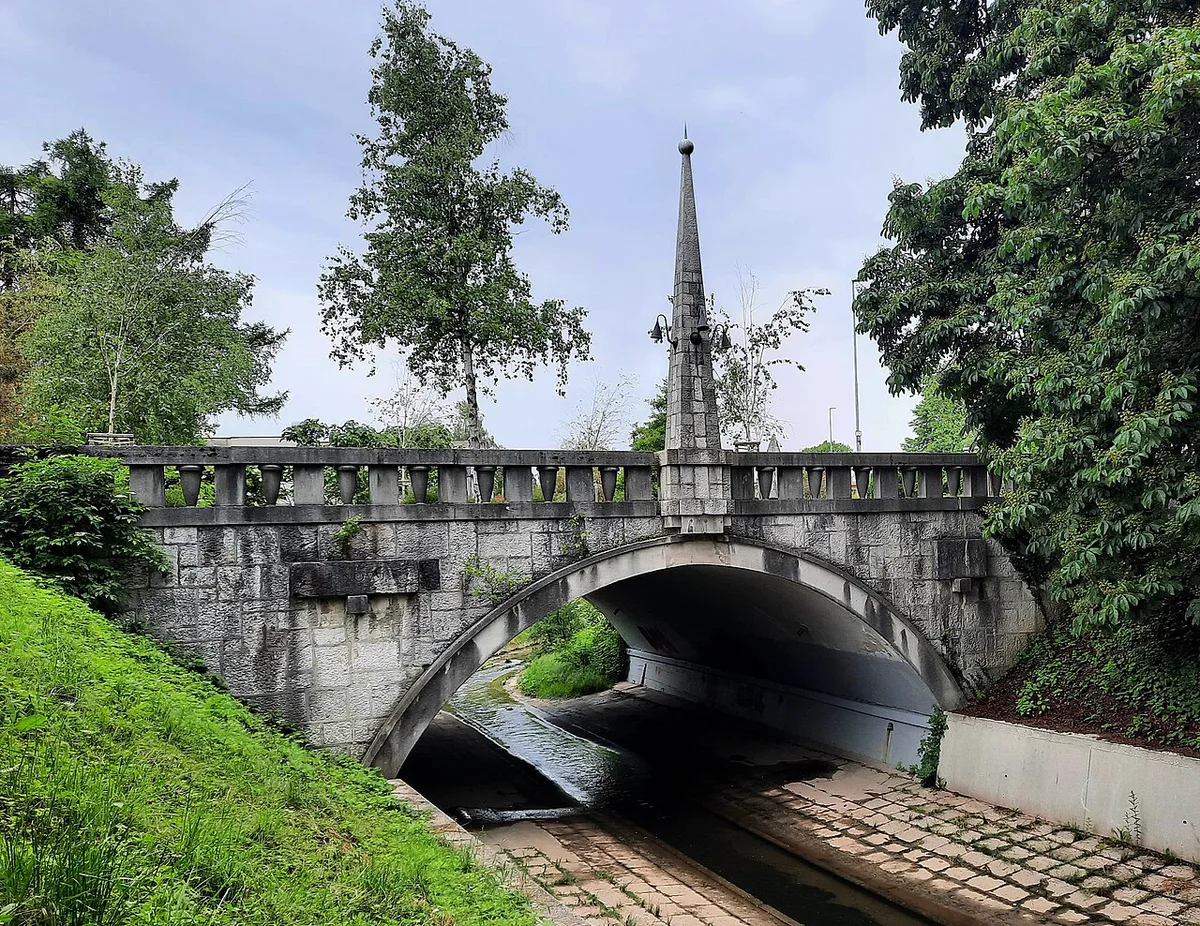 Plečnik's Trnovo Bridge crossing the Gradaščica river between Krakovo and Trnovo in Ljubljana — 2