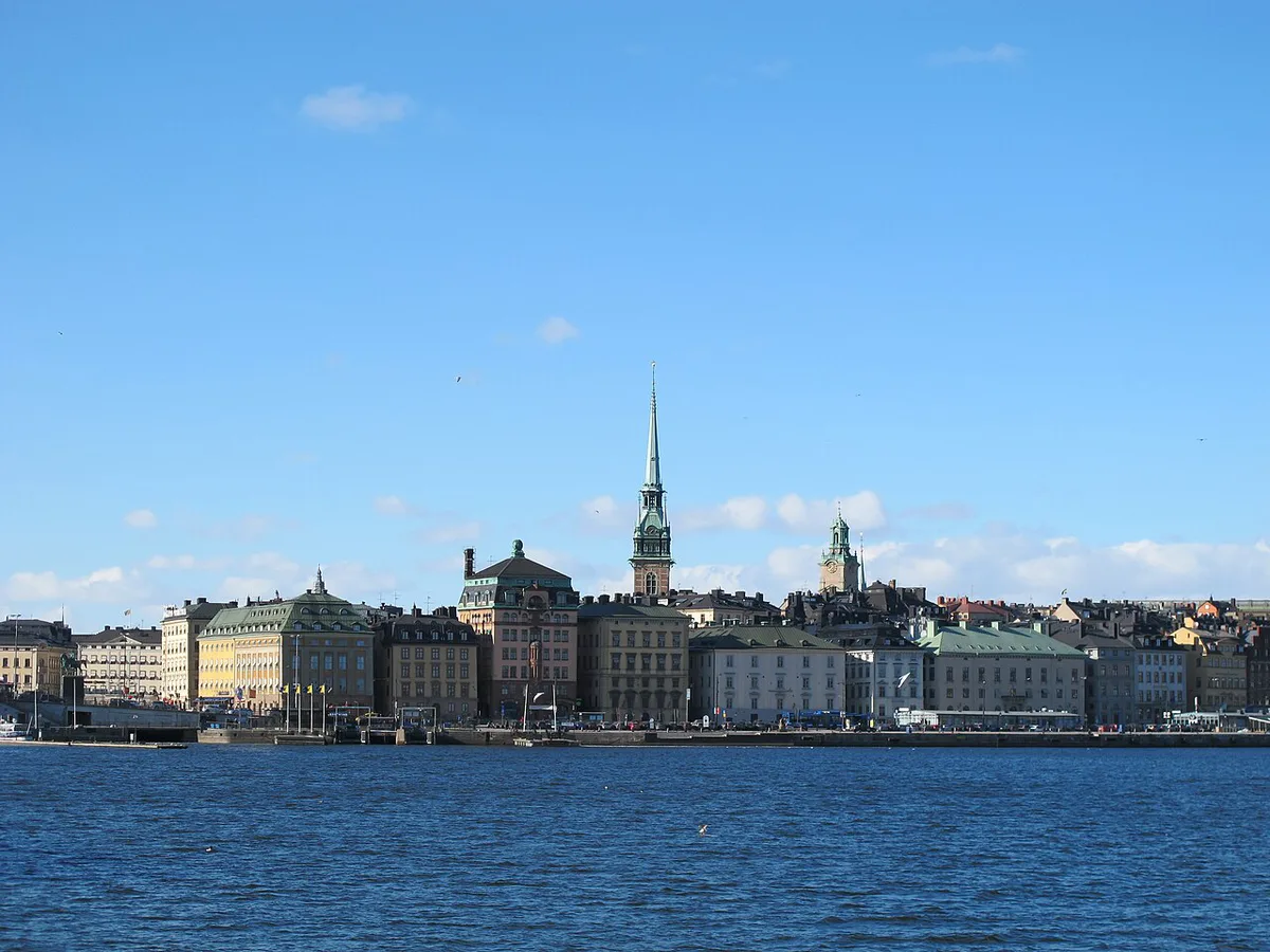 Cyclists along the Norr Mälarstrand waterfront promenade on Kungsholmen in Stockholm — 1