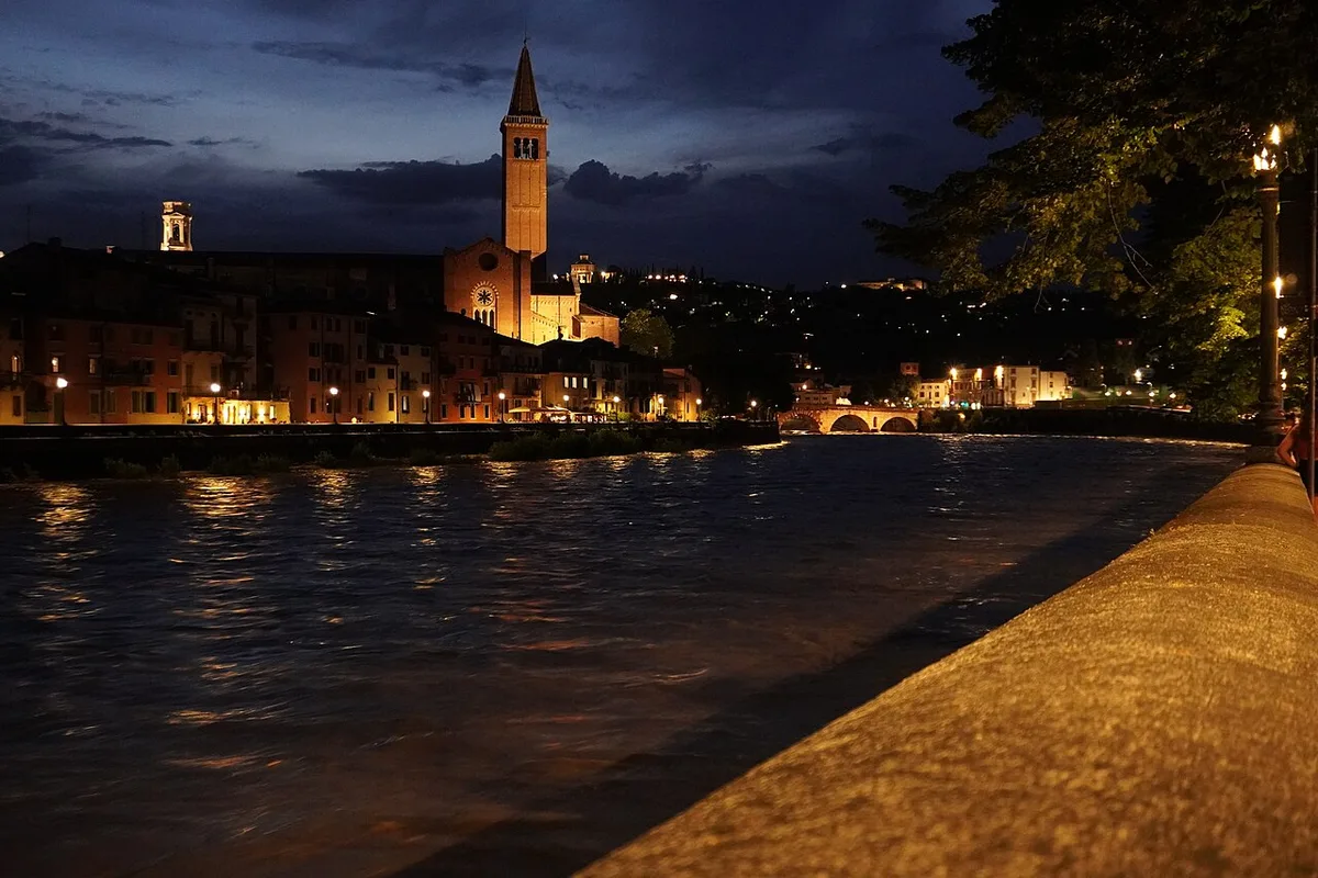 Cyclists and walkers along the tree-lined Lungadige riverside path beside the Adige in Verona — 1