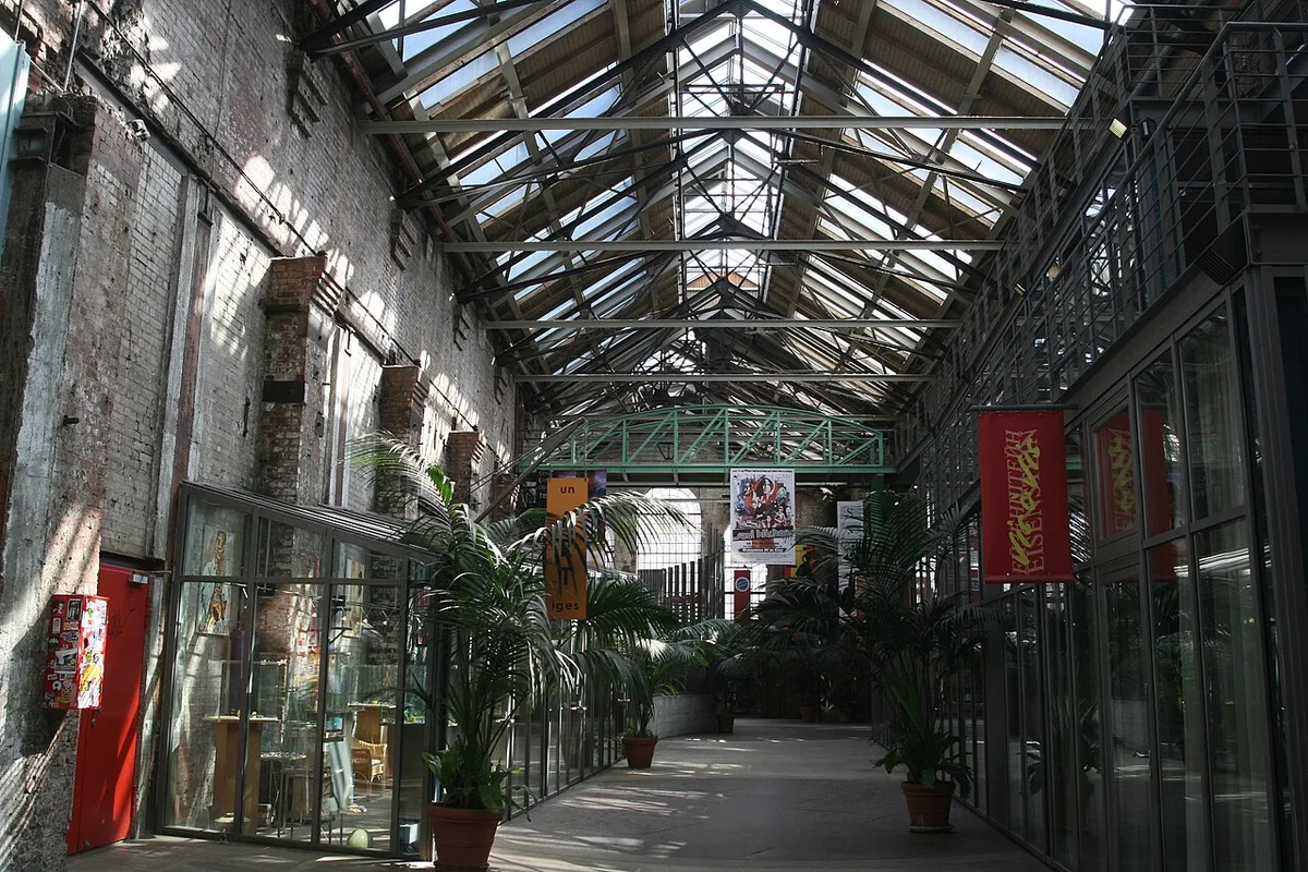 Boutiques and cafes along the pedestrianized Ottenser Hauptstrasse in Hamburg's Ottensen district — 1