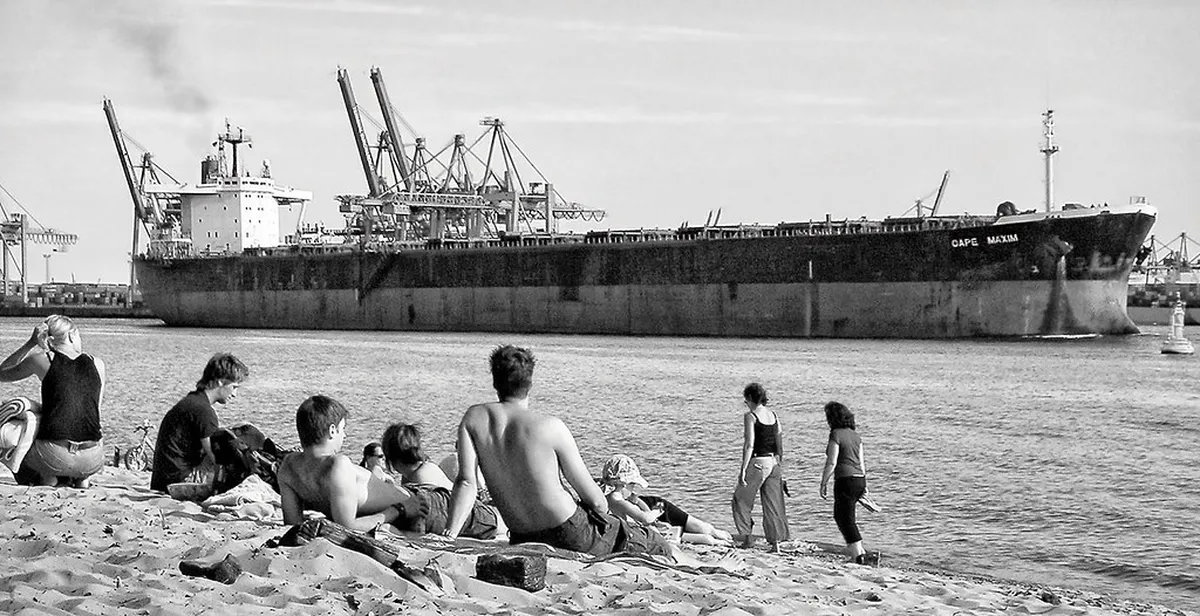 Beyond the Ships: Övelgönne Neighborhood, Elbe Beach, and Blankenese in Hamburg