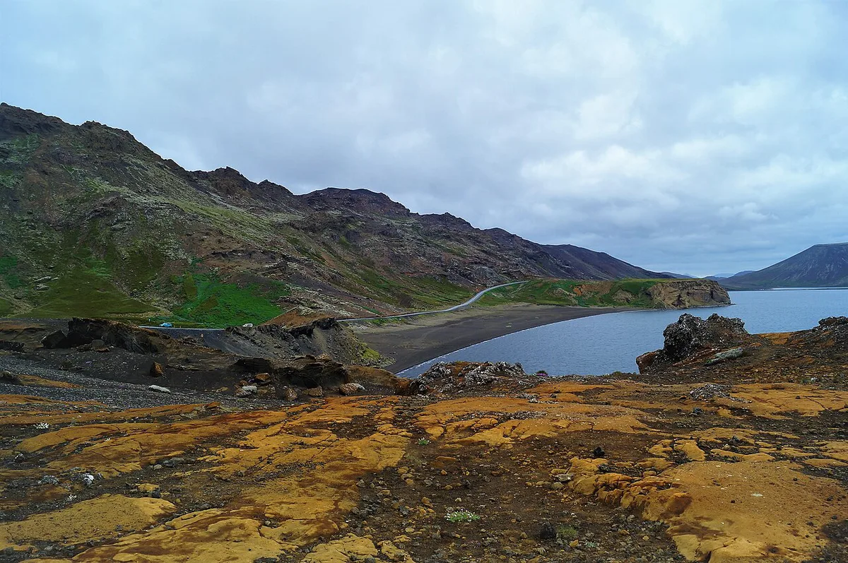 Shore of lake Kleifarvatn in Iceland 4 — 2