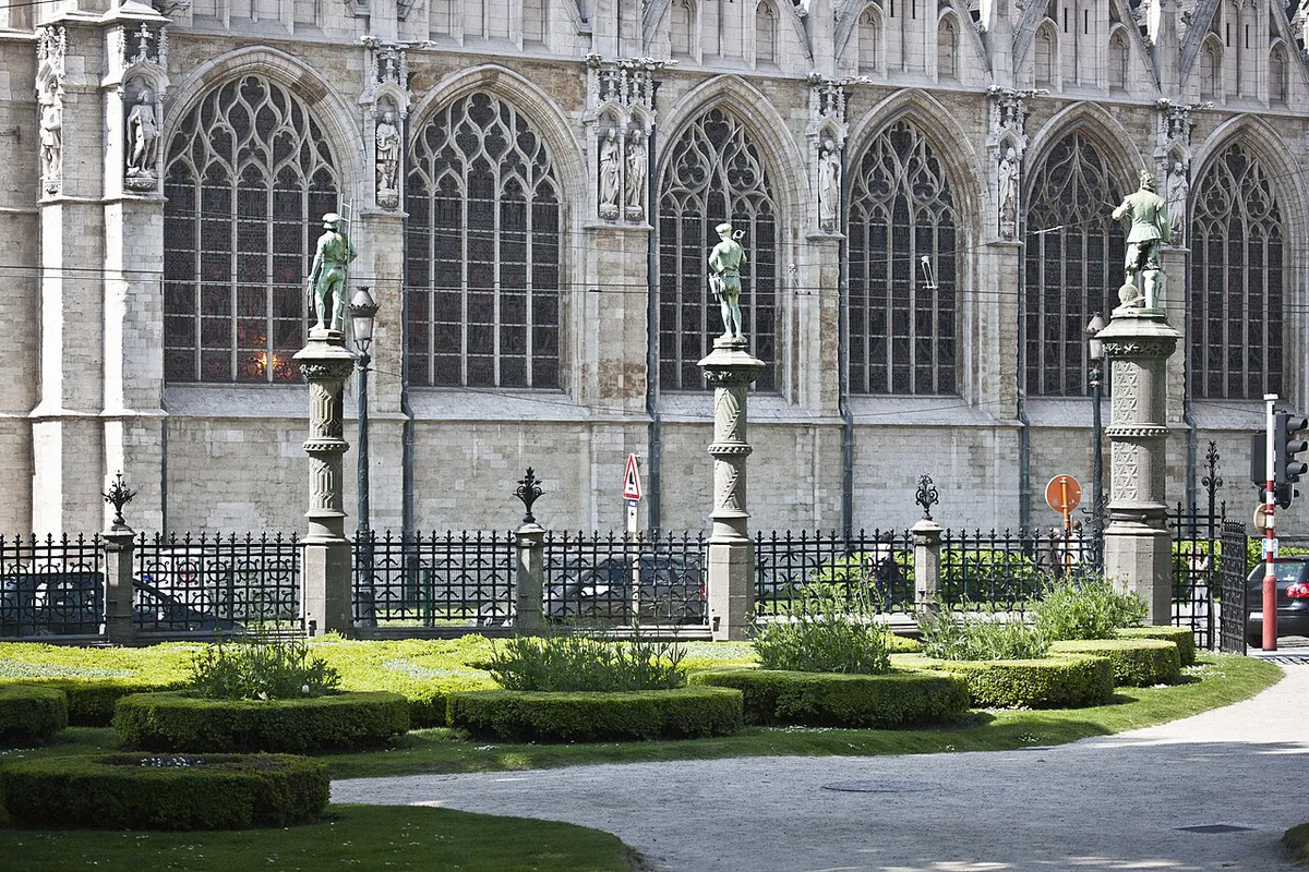Antique dealers' stalls at the weekend Grand Sablon market in Brussels — 1