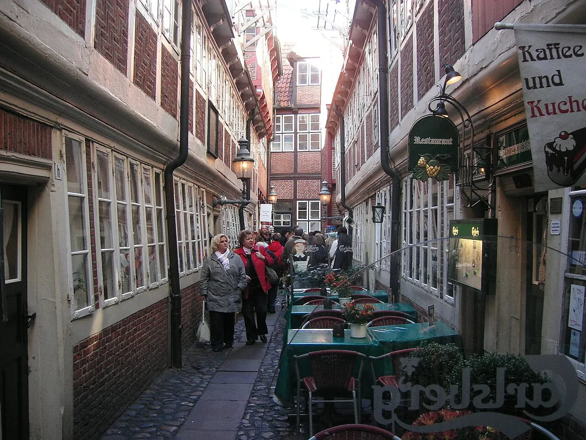 Twisted brick chimneys and drying racks in the quiet Krameramtswohnungen courtyard in Hamburg — 1