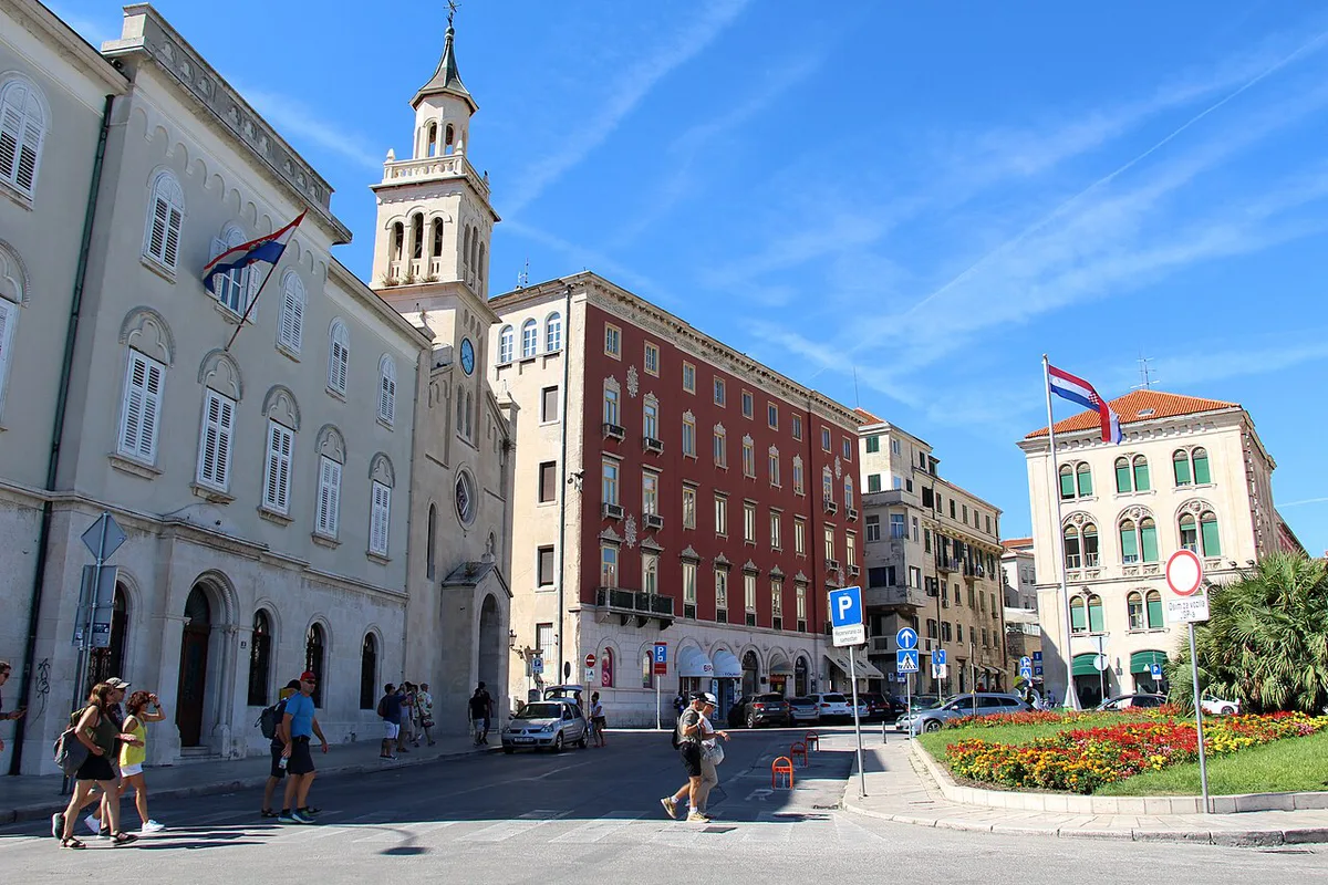 Stone houses and narrow stairways in the Veli Varoš quarter of Split — 1