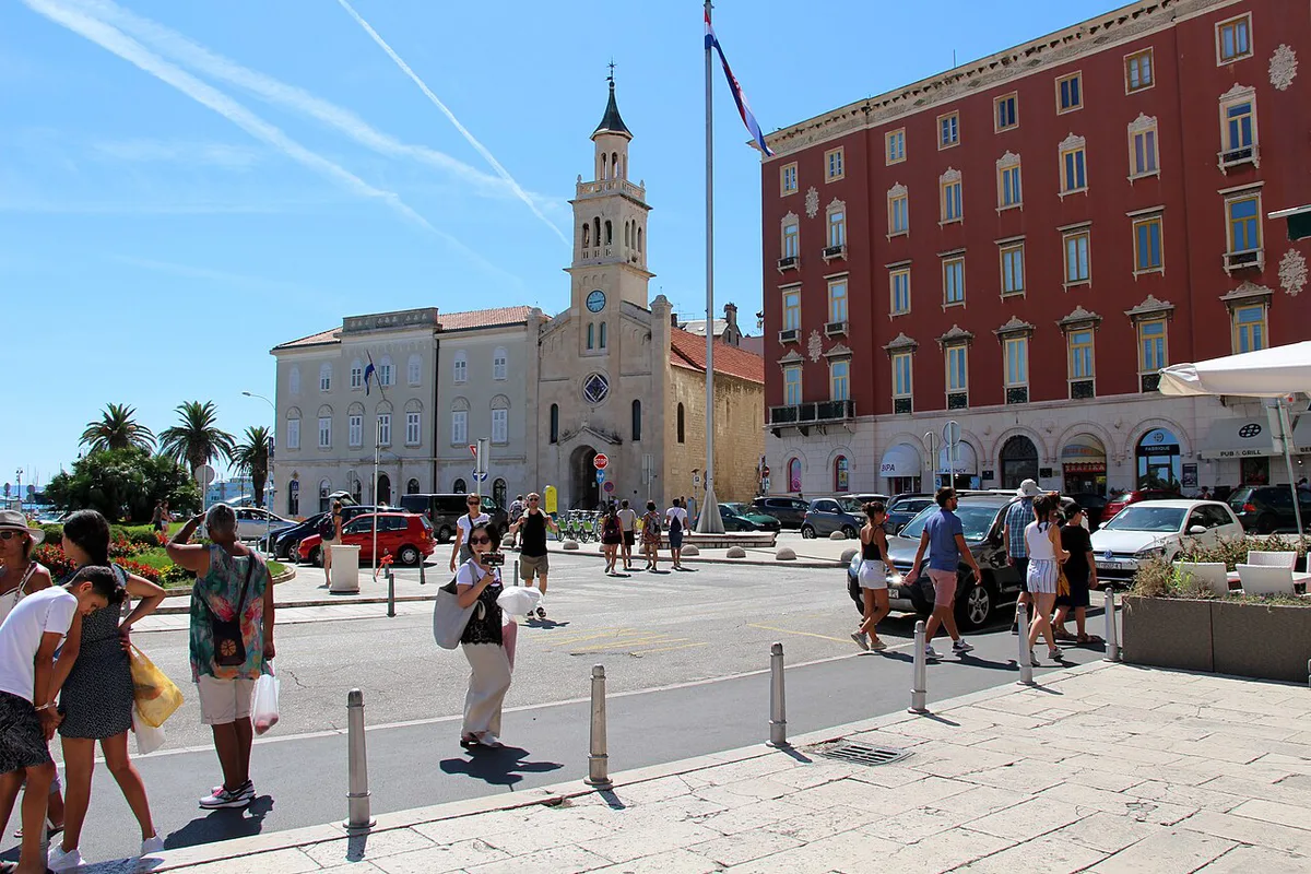 Stone houses and narrow stairways in the Veli Varoš quarter of Split — 2
