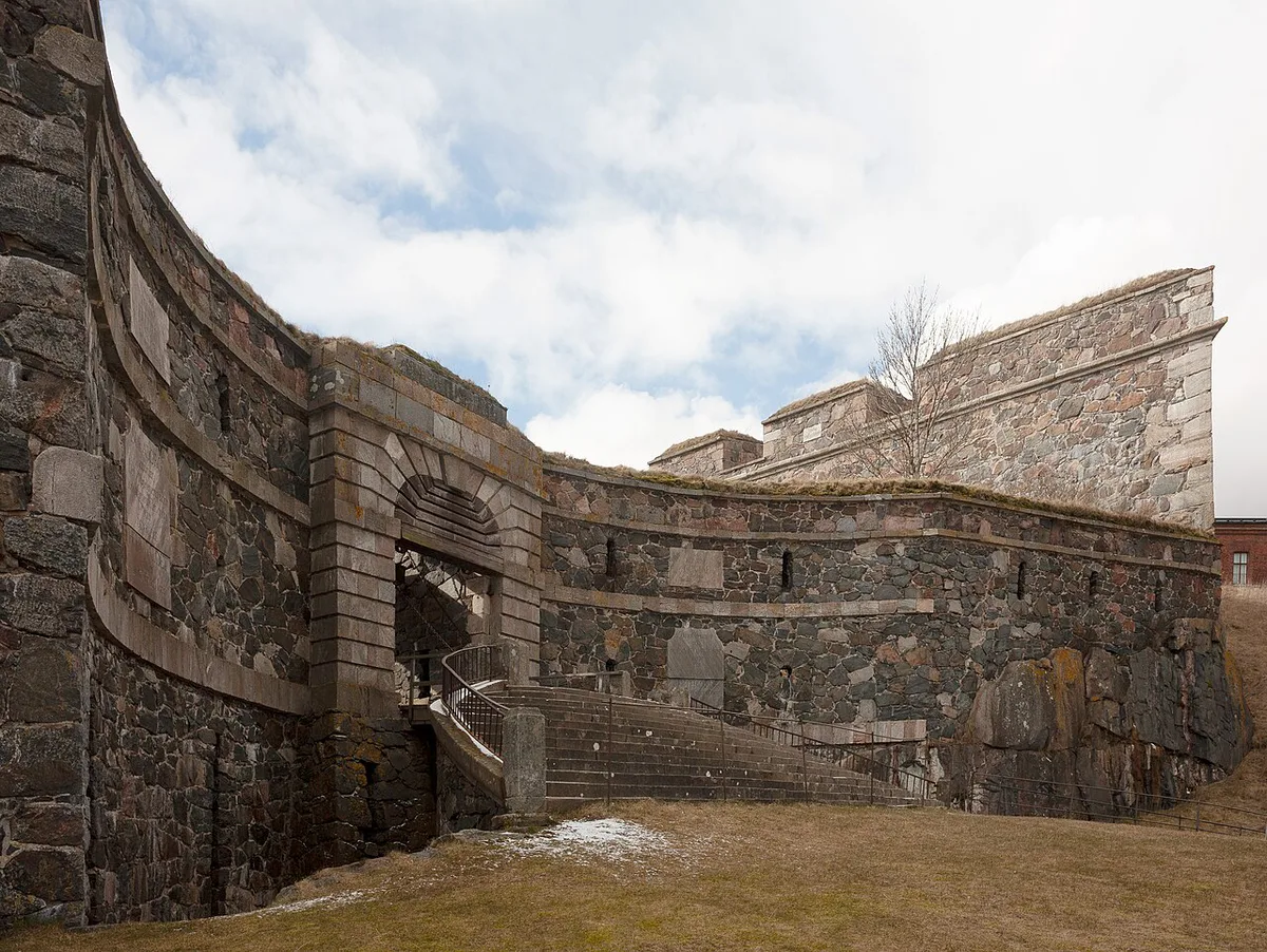 King's Gate and the sea fortress walls of Suomenlinna near Helsinki — 1