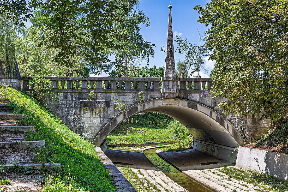 Plečnik's Trnovo Bridge with its birch trees crossing the Gradaščica canal in Ljubljana — 2