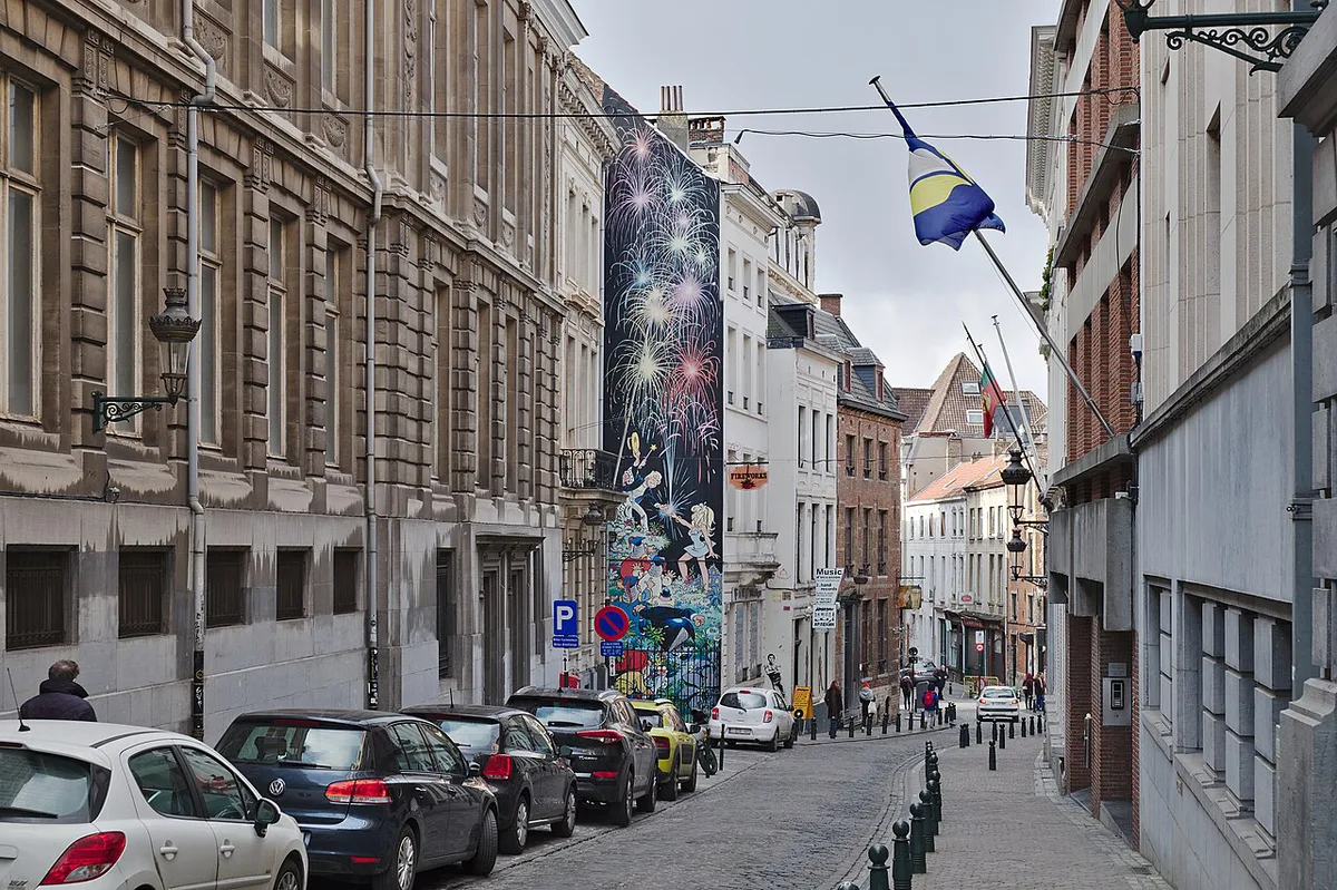 Visitors riding the free glass Poelaert elevator down into the Marolles district of Brussels — 1