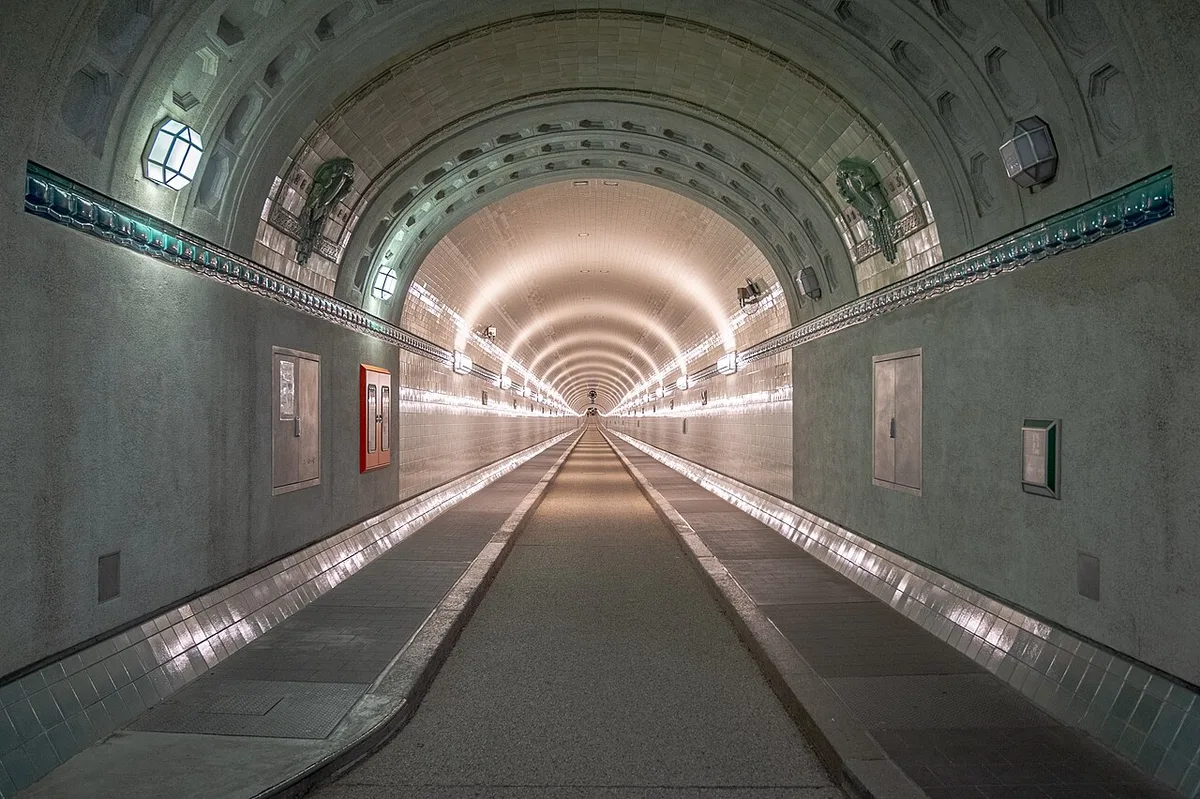 Zentraler Blick durch den Alten Elbtunnel — 1