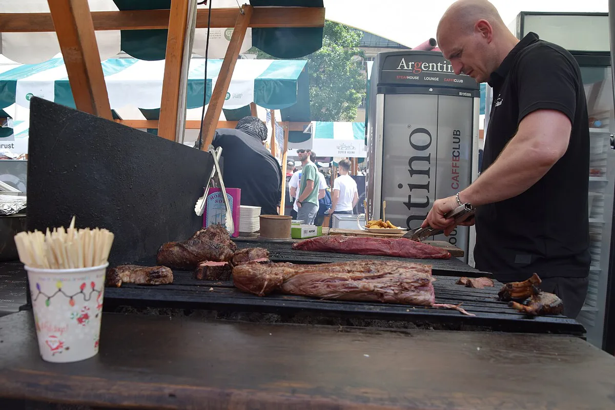 Visitors browsing food stalls at the Friday Odprta kuhna street-food market on Pogačarjev trg in Ljubljana — 1