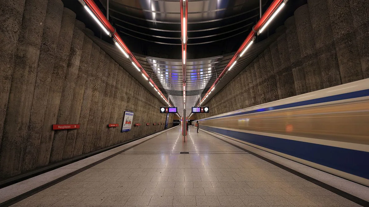 Colourful vaulted Westfriedhof U-Bahn station in Munich — 2