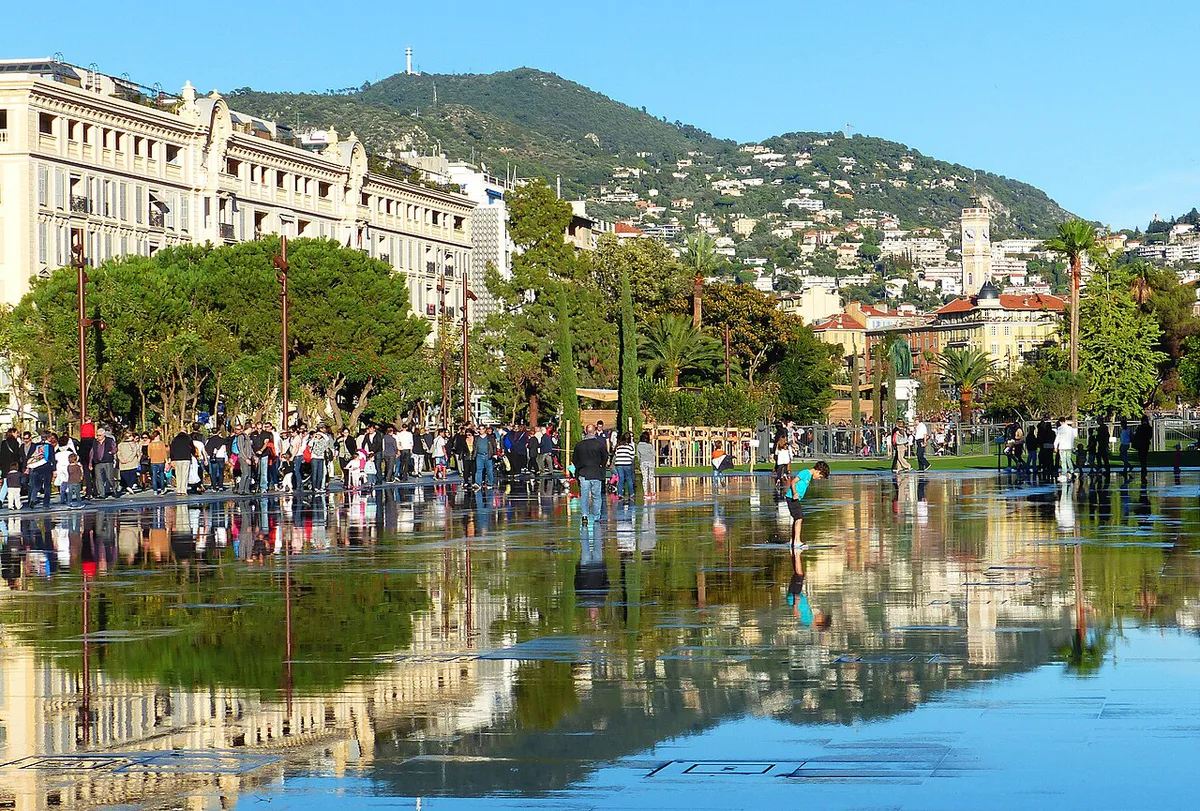 Children playing in the Miroir d'Eau water-jet mirror on Nice's Promenade du Paillon — 1