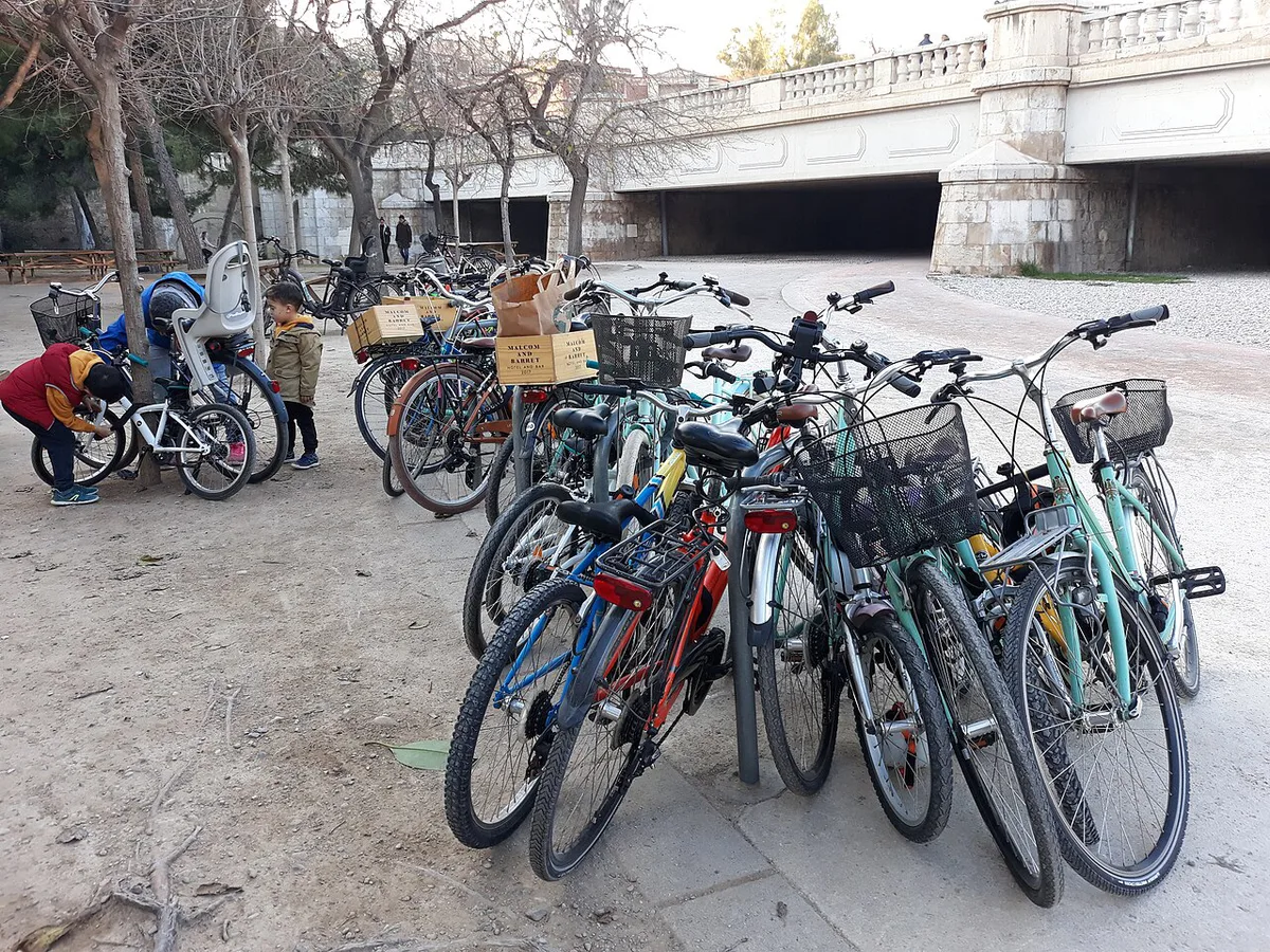 2020-01-02 Bicicletes aparcades al Parc Gulliver de València 01 — 1