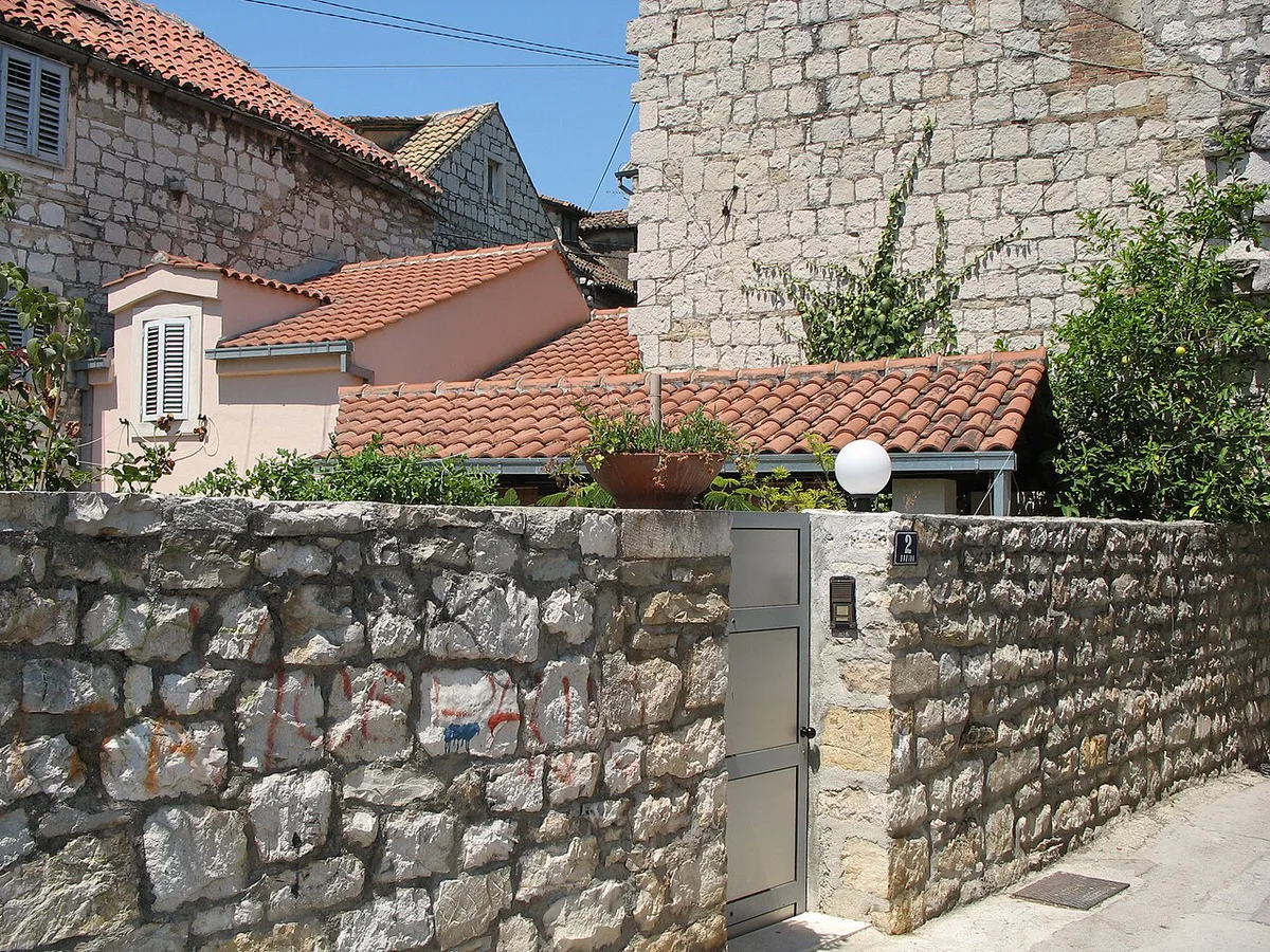 Narrow stone stairways between traditional houses in the Veli Varoš quarter of Split — 1