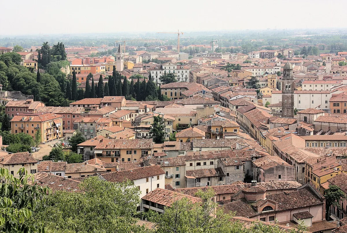 Colourful university-district streets in Veronetta on the east bank of the Adige in Verona — 1