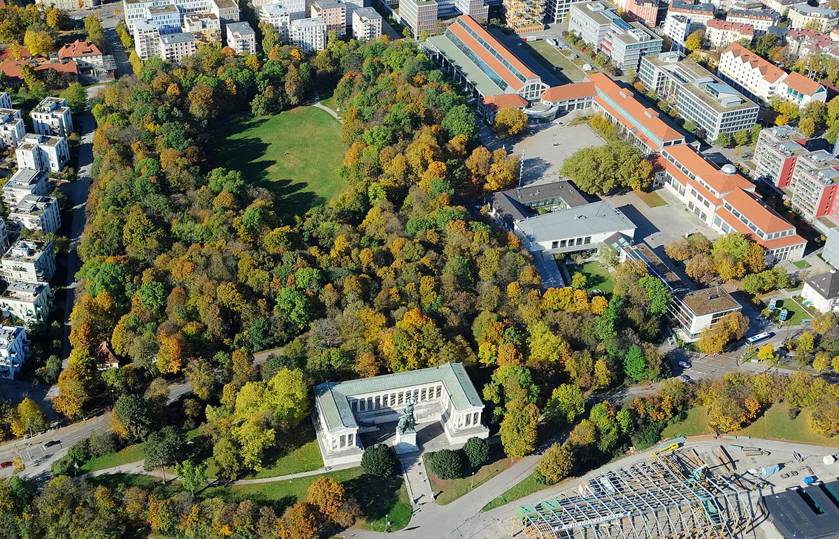 The Bavaria statue and Ruhmeshalle colonnade above the Theresienwiese in Munich's Westend — 2