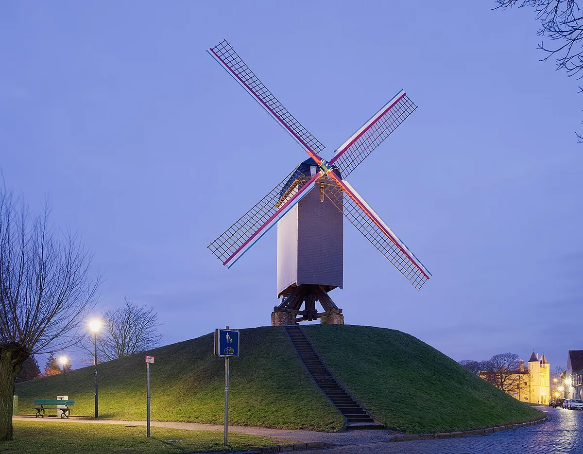 Sint-Janshuismolen windmill turning on the grassy Kruisvest ramparts in Bruges — 2