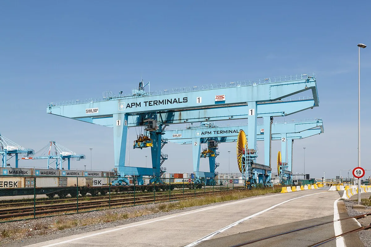 Fishing boats and harbour cranes at the port of Zeebrugge near Bruges — 1