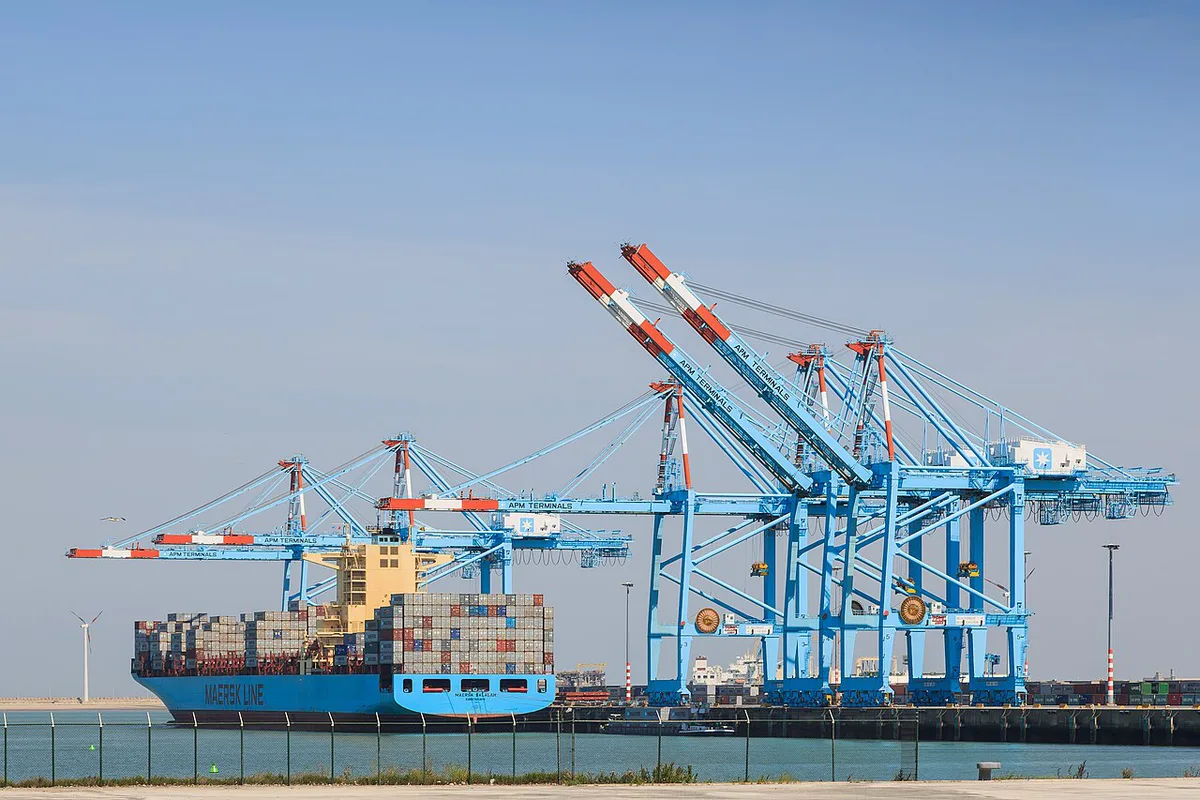 Fishing boats and harbour cranes at the port of Zeebrugge near Bruges — 2